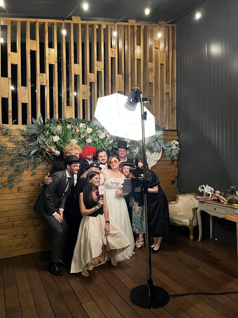 Invitați la o nuntă, la cabina fotonomat